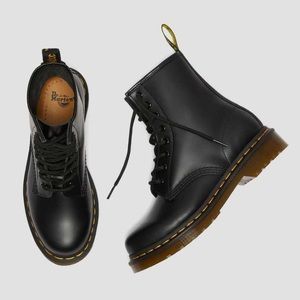 SELLING DR. MARTENS🖤⛓